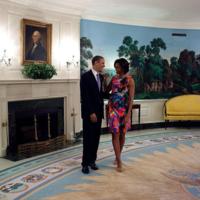 Obamas with vues Pete Souza,white house.jpg